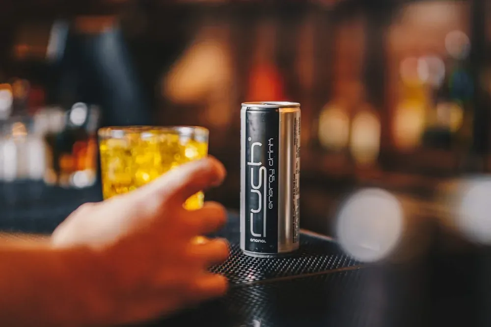 Boissons énergisantes alcoolisées : les risques du mélange alcool-caféine