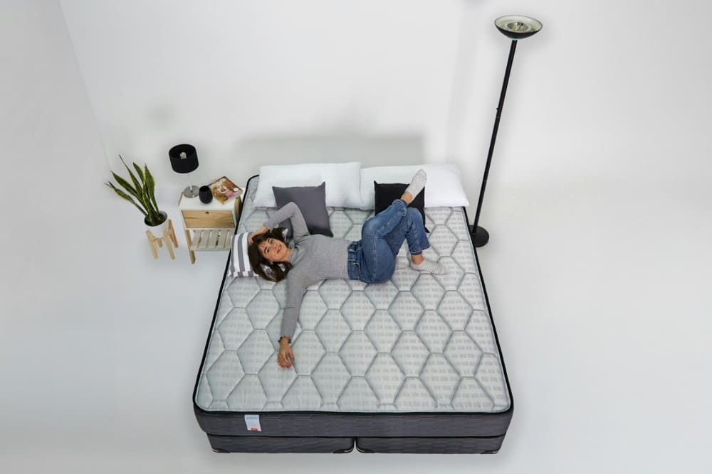 Comment choisir son matelas femme qui essaie son futur matelas
