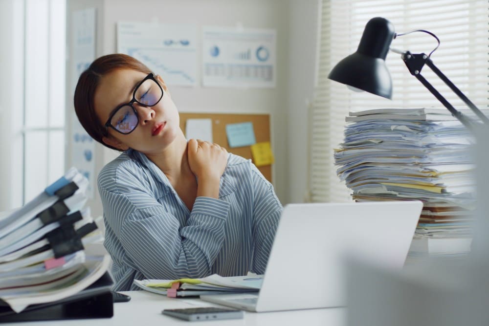 Femme souffrant des cervicales positions bureau