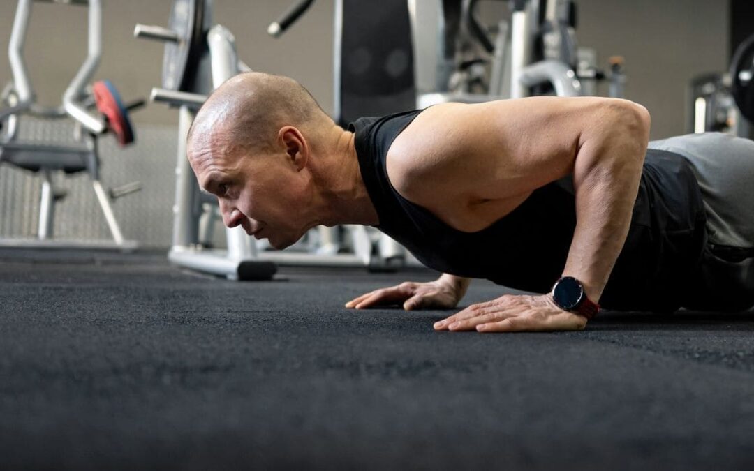 Photo d'un homme qui fait des exercices pour soulager son mal de dos