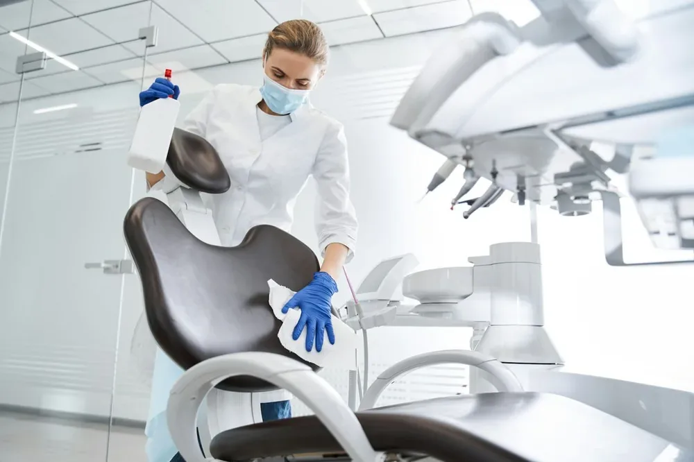 Protocole de bionettoyage en établissement de santé : Zones, étapes et erreurs à éviter