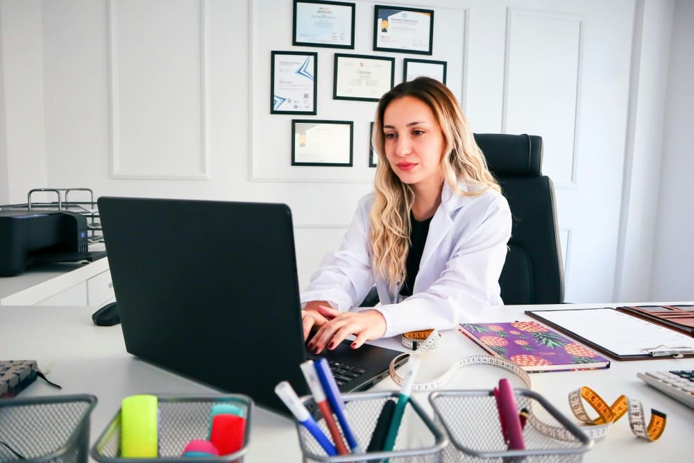 Secrétaire qui gère la coordination administrative du parcours du patient