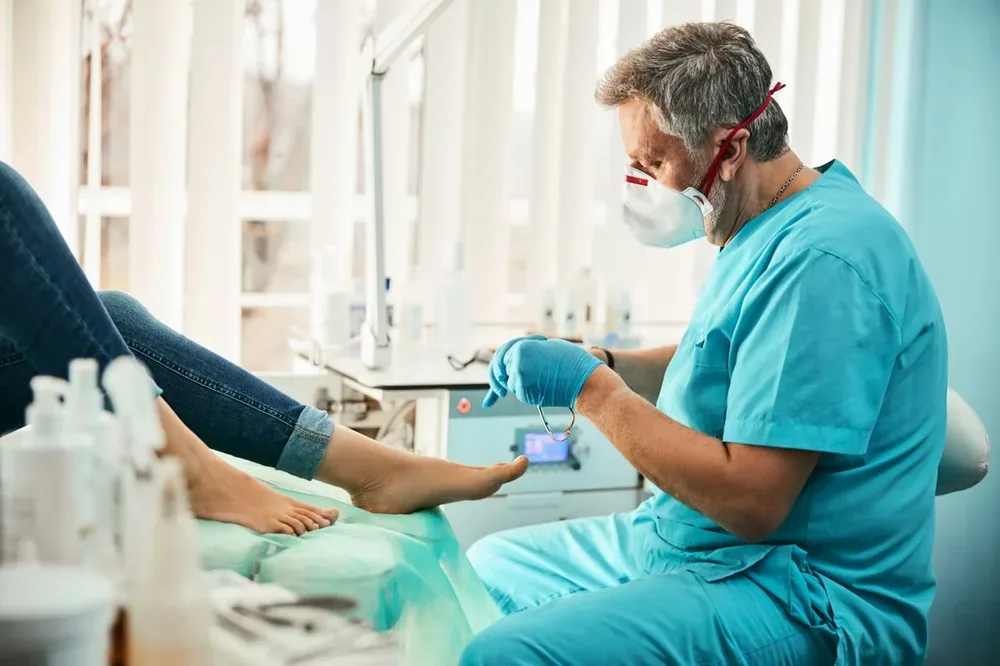 Cor au pied ou verrue plantaire : comment faire la différence ?