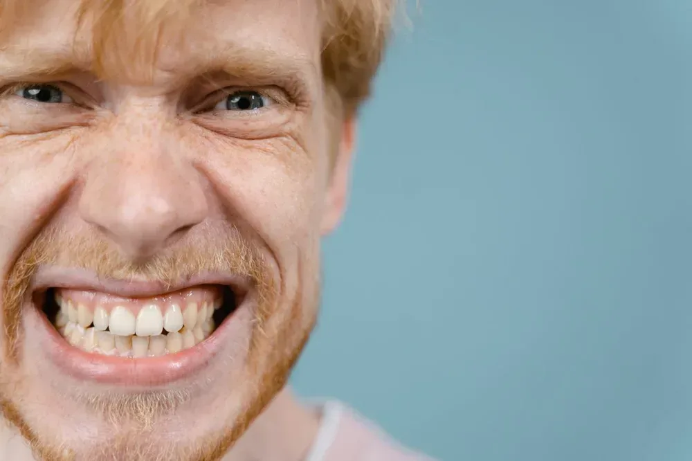 Gros plan sur un sourire masculin montrant la couleur naturelle des dents