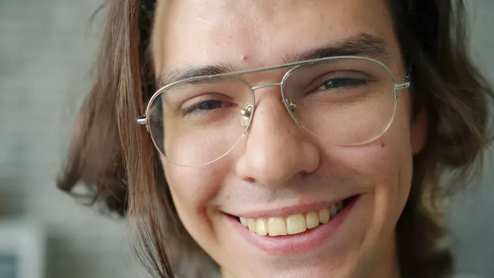 Dents jaunes : Pourquoi les dents jaunissent et comment les blanchir ?